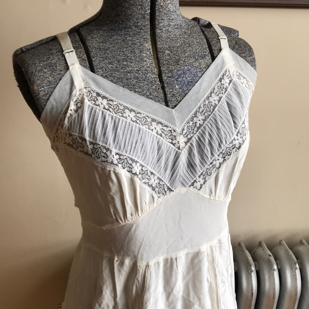VINTAGE Detailed White Slip